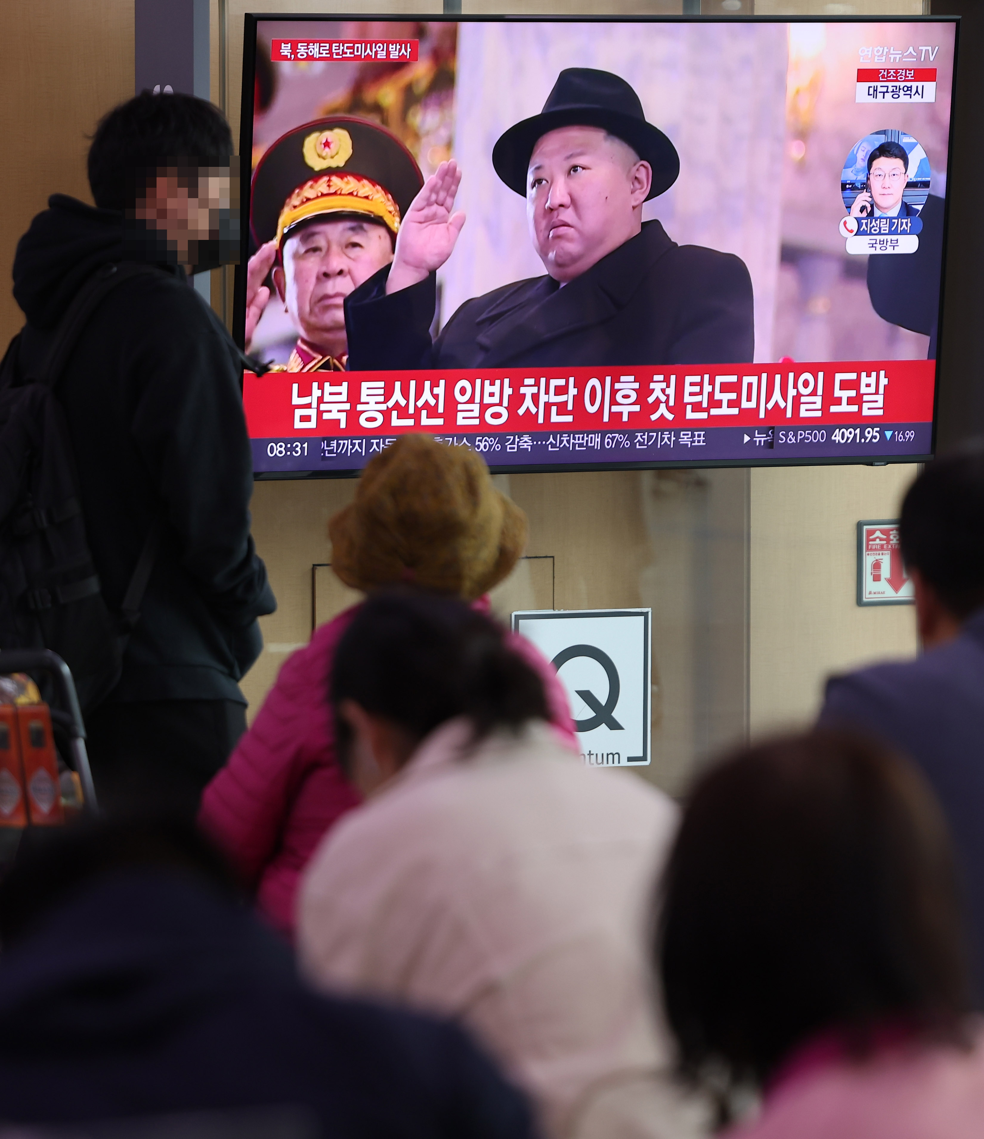 북한이 탄도미사일을 발사한 13일 오전 서울역 대합실에 관련 뉴스가 나오고 있다.