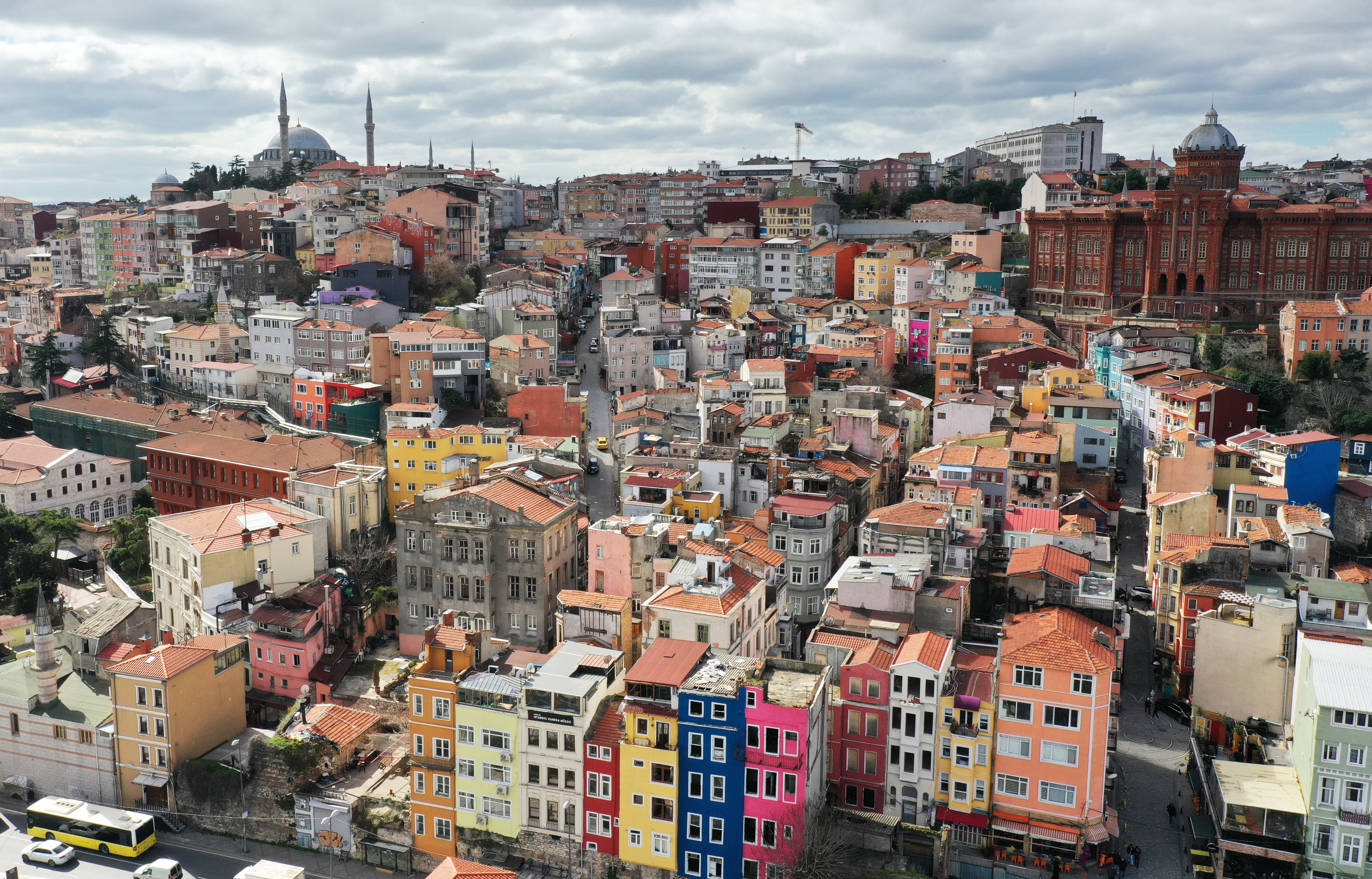 도시재생을 통해 이스탄불의 ‘핫플’로 떠오른 발라트 전경. 작고 예쁜 카페와 공방 등이 많아 인증샷을 남기려는 젊은이들이 많이 찾는다.