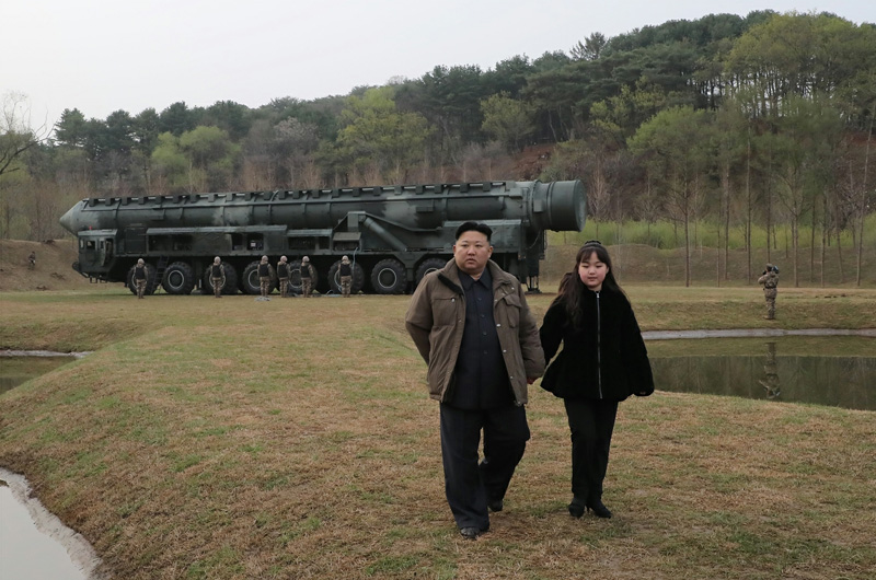 북한은 13일 김정은 노동당 총비서 지도 하에 고체연료를 사용한 새로운 대륙간탄도미사일(ICBM) ‘화성포-18형(화성-18형)’을 발사했다고 14일 당 기관지 노동신문이 보도했다. 김 총비서는 이번에도 발사 현장에 딸 김주애와 함께했다.  평양 노동신문·뉴스1