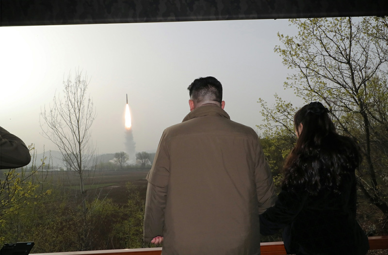 북한은 13일 김정은 노동당 총비서 지도 하에 고체연료를 사용한 새로운 대륙간탄도미사일(ICBM) ‘화성포-18형(화성-18형)’을 발사했다고 14일 당 기관지 노동신문이 보도했다. 김 총비서가 딸 주애와 함께 화성-18형 발사 장면을 지켜보고 있다. 평양 노동신문·뉴스1