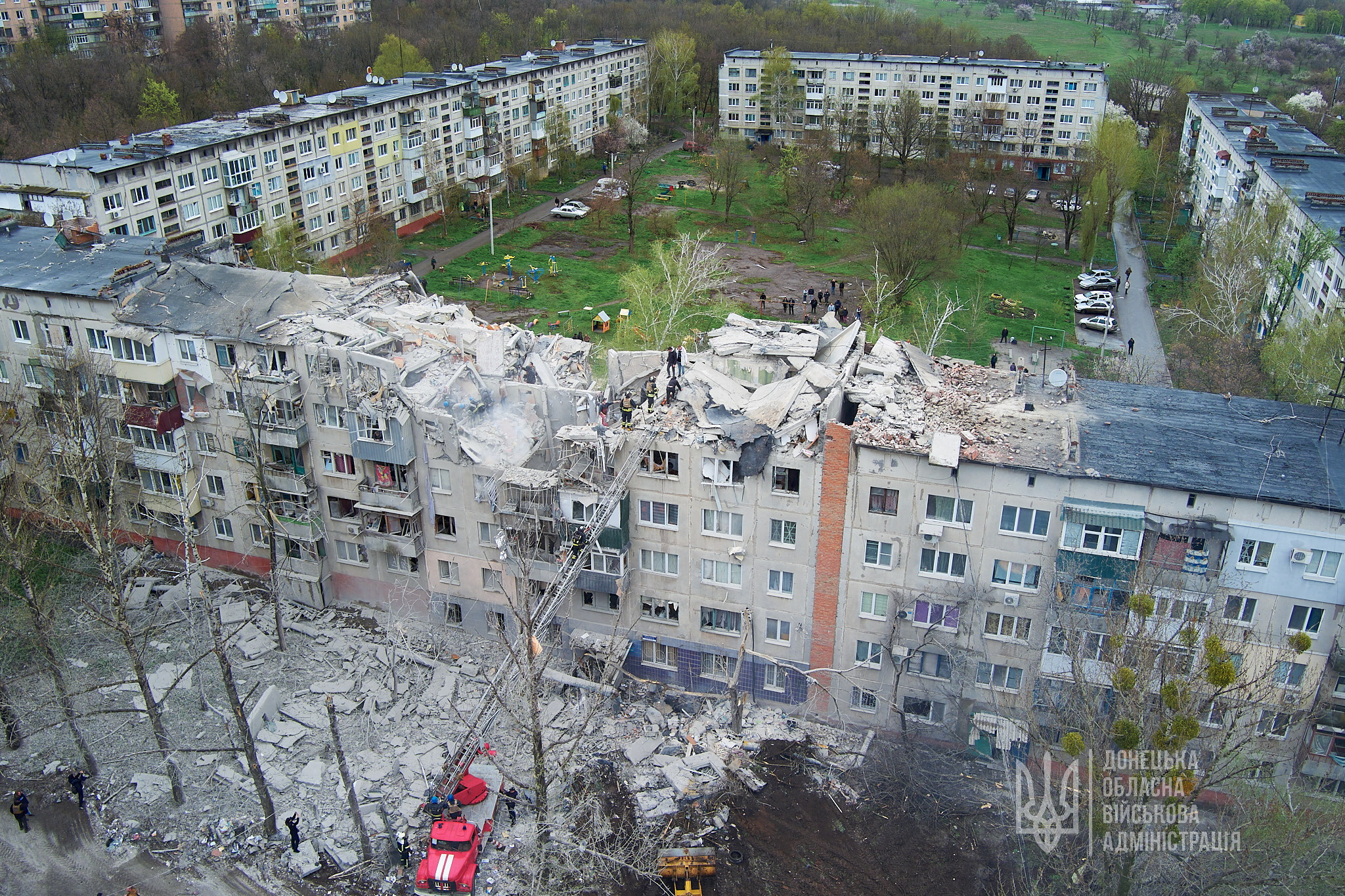 14일(현지시간) 러시아군 포격으로 파괴된 우크라이나 도네츠크주 슬로뱐스크 아파트에서 비상서비스부 직원들이 구조작업을 벌이고 있다. 2023.4.15 도네츠크주 행정부