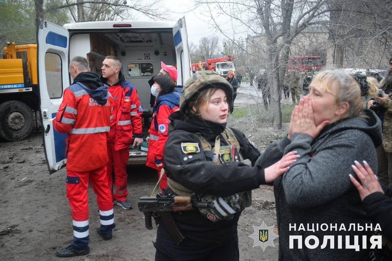 14일(현지시간) 러시아군 미사일 공격으로 파괴된 우크라이나 도네츠크주 슬로뱐스크 아파트 주민이 동요하고 있다. 2023.4.15 우크라 내무부
