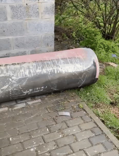 14일(현지시간) 러시아군 미사일 공격으로 파괴된 우크라이나 도네츠크주 슬로뱐스크 아파트에서 발견된 S-300 미사일. 2023.4.14 텔레그램