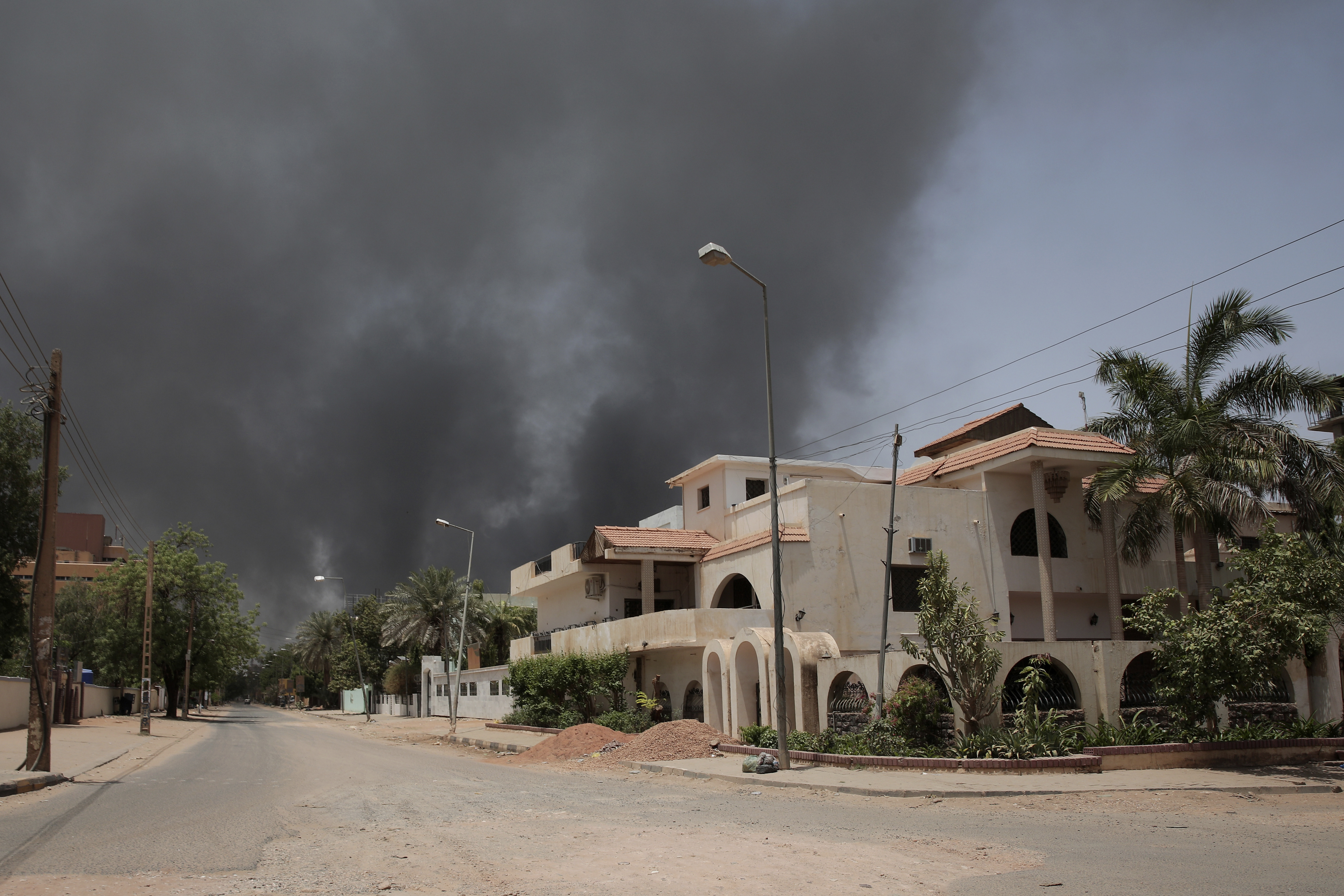 북아프리카 수단의 수도 하르툼을 비롯한 곳곳에서 15일(현지시간) 정부군과 반군의 교전이 벌어졌다. AP연합뉴스