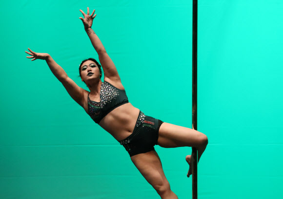 15일 오후 서울 은평구 은평문화예술회관에서 열린 2023 한국폴스포츠선수권대회 및 국가대표 선발전에서 세미프로 부문에 참가한 이유리가 연기를 펼치고 있다. 2023.04.15. 뉴시스