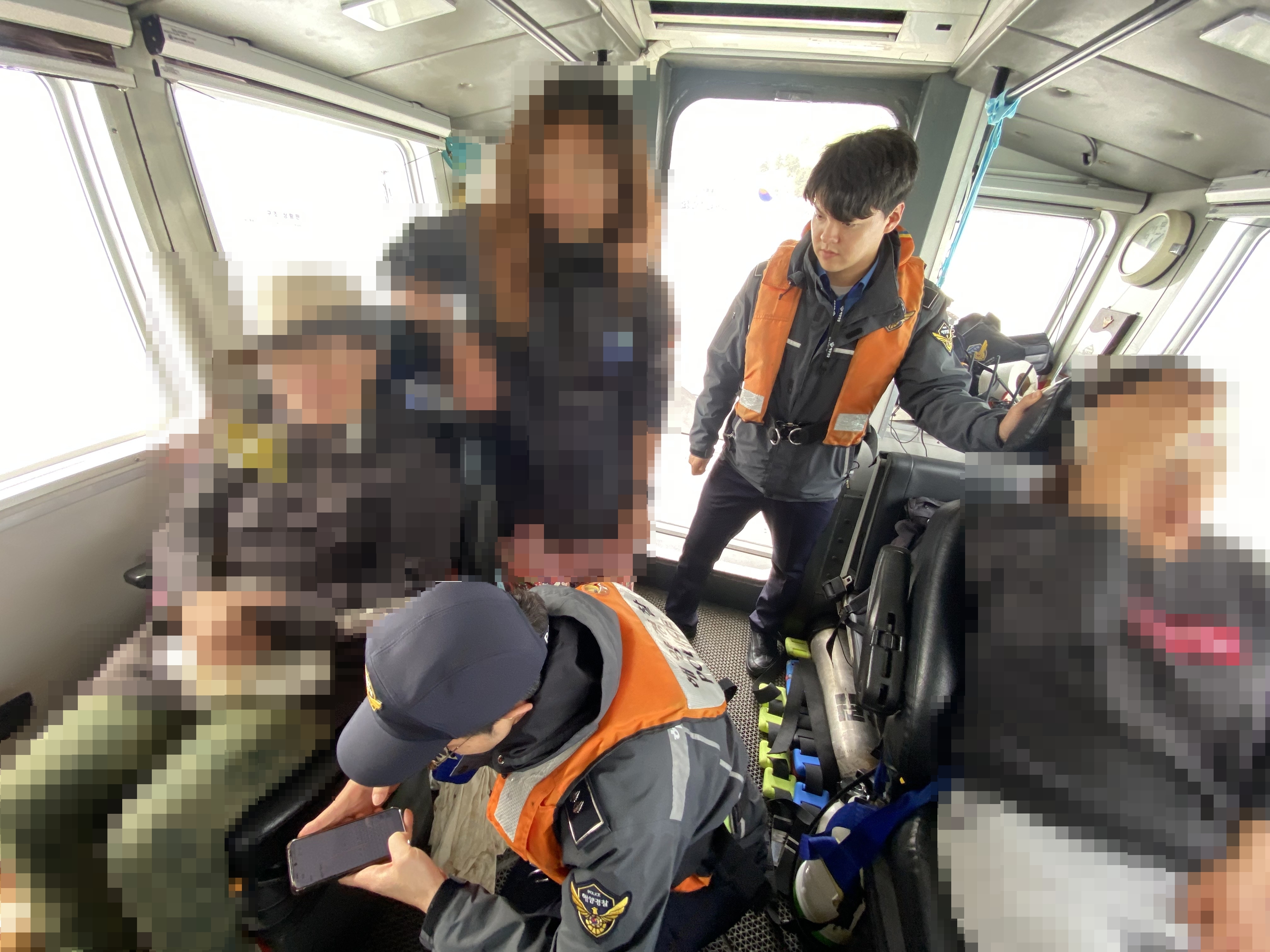 제주해양경찰서가 15일 제주시 한림읍 비양도에서 파라솔에 이마가 찢어지고 어지럼증을 호소하는 환자를 이송하고 있다. 제주해양경찰서 제공