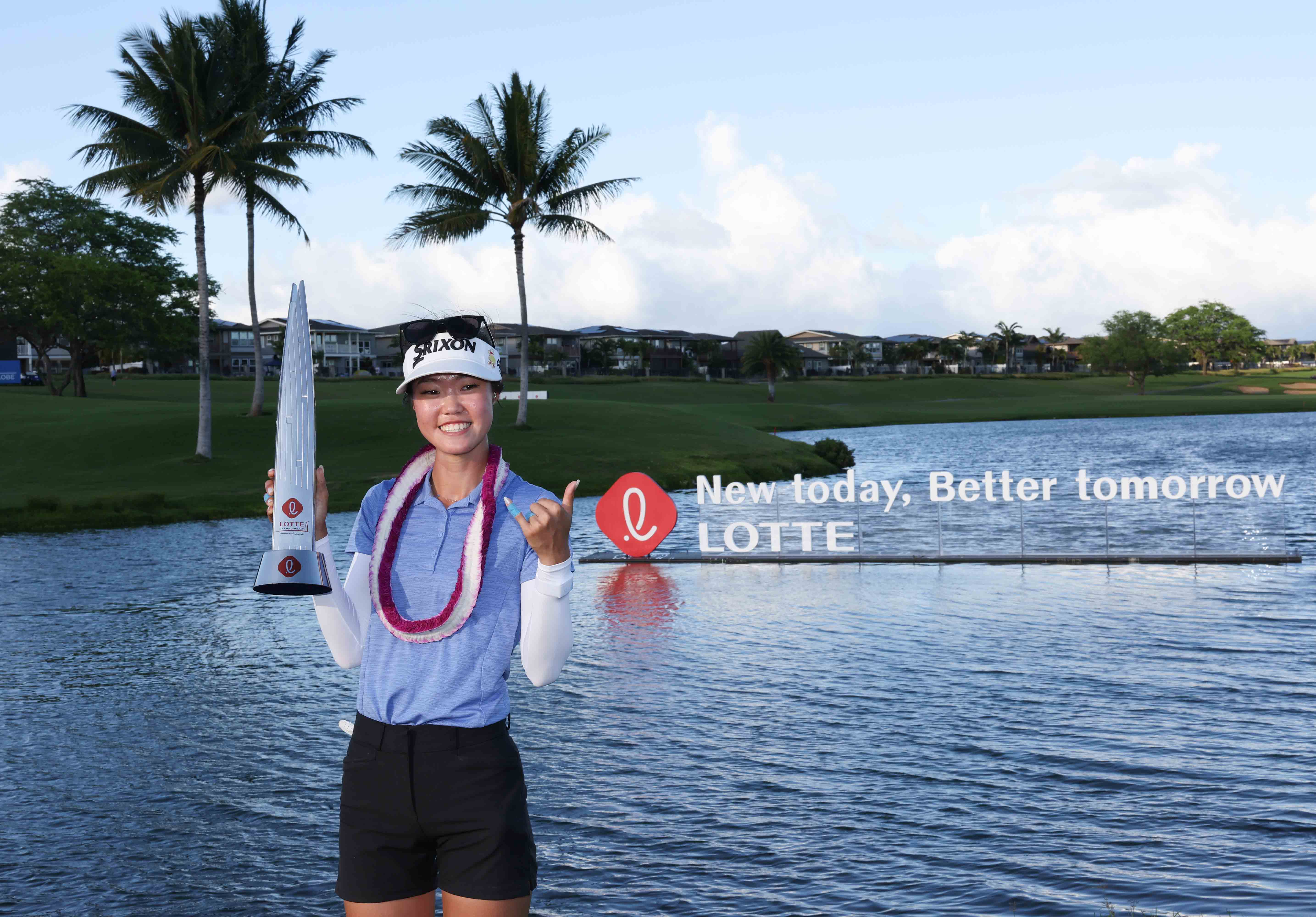 16일(한국시간) 미국 하와이 오하우 섬 호아칼레이CC에서 열린 LPGA투어 2023 롯데 챔피언십에서  우승한 그레이스 김이 트로피를 들고 기념촬영을 하고 있다. 대흥기획 제공
