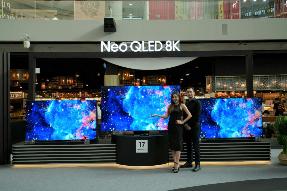 싱가포르 마리나베이샌즈에 마련된 삼성전자 TV 신제품 체험존에서 삼성전자 직원과 모델이 2023년형 ‘Neo QLED 8K’를 선보이고 있다. 이 역시 첨단 기술을 동원해 신제품에 최적화한 영상이다. 서울신문 DB