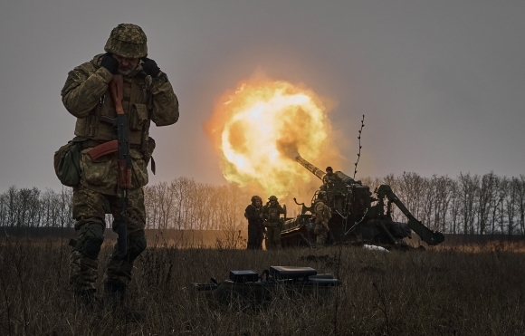 우크라이나 돈바스 지역에서 우크라이나군이 포를 발사하는 모습. AP 연합뉴스