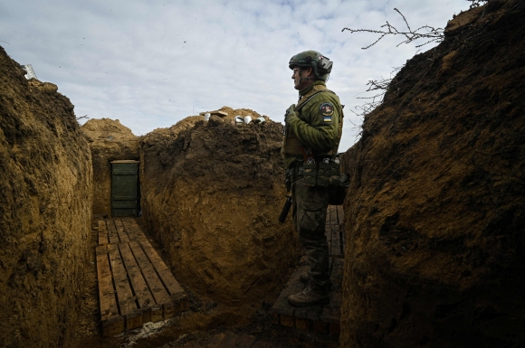 한 우크라이나 병사가 헤르손 외곽의 참호에서 경계 근무를 서고 있다. 헤르손 AFP 연합뉴스