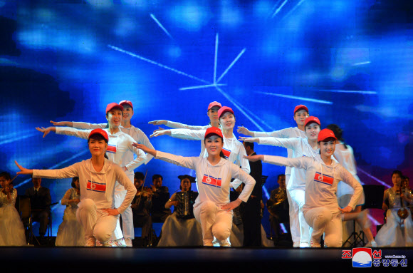 북한 김일성 생일 111주년(태양절 4월15일)을 맞아 15일 평양에서 제8차 4월의봄 인민예술축전 경축공연이성황리에 진행됐다고 조선중앙통신이 16일 보도했다. 2023.4.16. 평양 조선중앙통신 연합뉴스