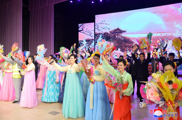 북한 김일성 생일 111주년(태양절 4월15일)을 맞아 15일 평양에서 제8차 4월의봄 인민예술축전 경축공연이성황리에 진행됐다고 조선중앙통신이 16일 보도했다. 2023.4.16. 평양 조선중앙통신 연합뉴스