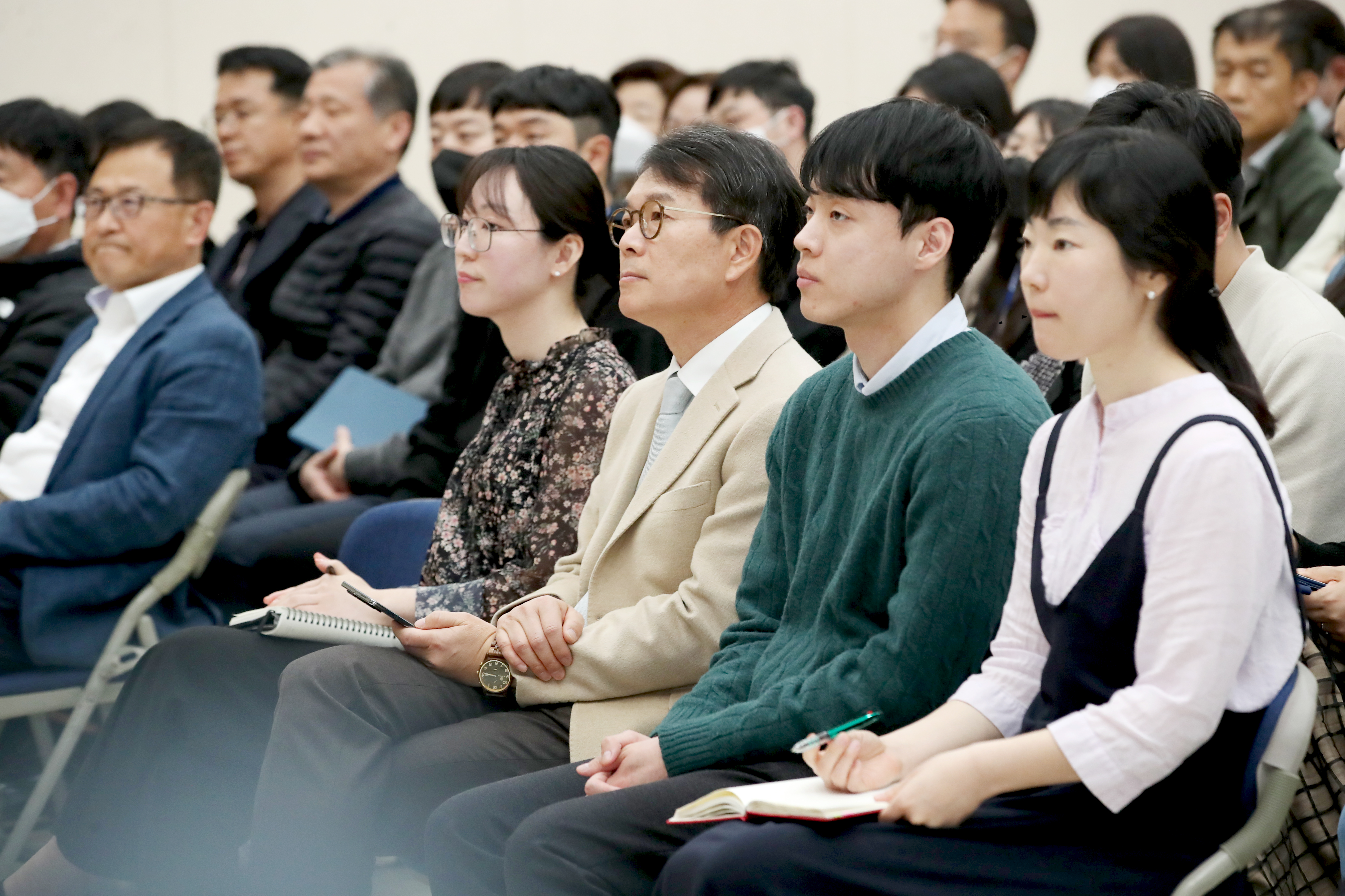 지난 10일 서울 성동구청에서 ‘챗GPT 시대 공공분야 활용 방안’을 주제로 혁신리더 성동포럼에서 정원오(오른쪽 세번째) 성동구청장이 강연을 듣고 있다. 성동구 제공