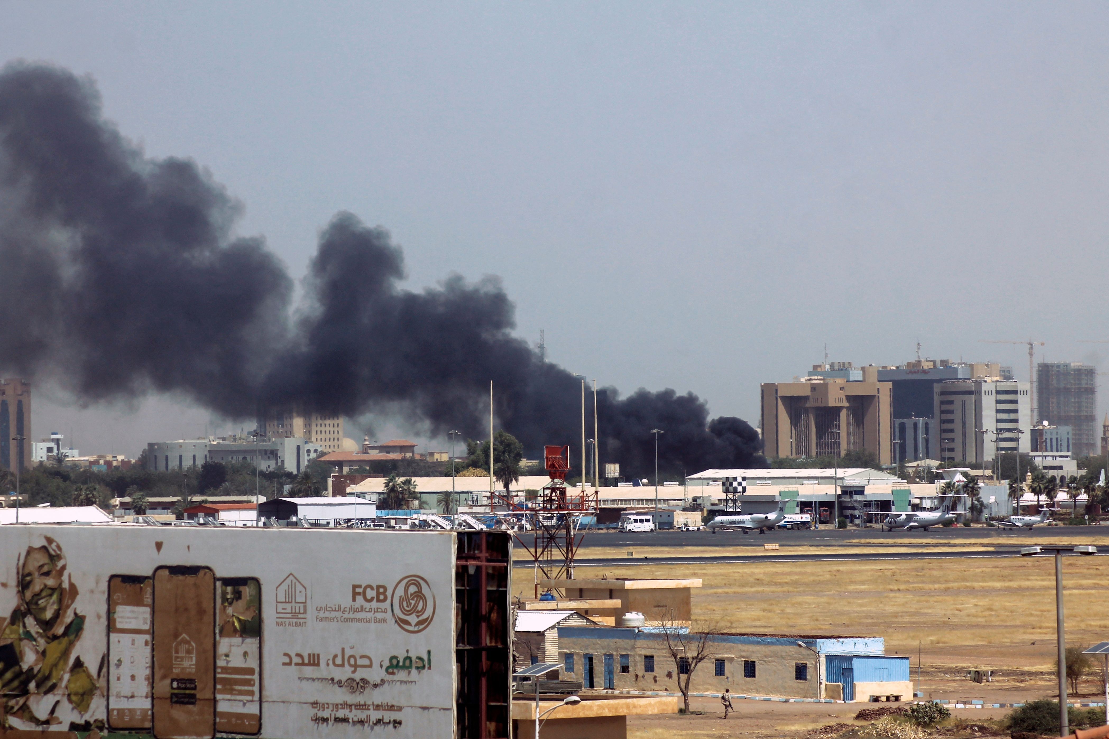 북아프리카 수단의 30년 철권 독재를 함께 무너뜨렸던 정부군과 민간 준군사조직인 신속지원군(RSF) 간의 무력 충돌로 15일(현지시간) 수도의 하르툼국제공항에서 검은 연기가 피어 오르고 있다. 하르툼 AFP 연합뉴스