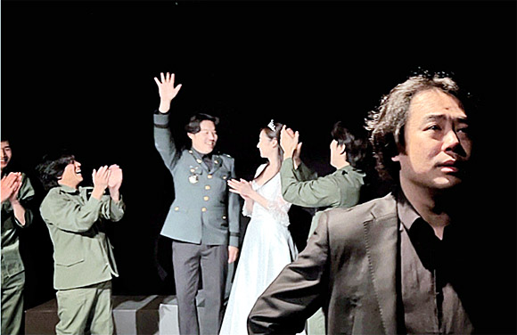 연극 ‘클로디어스 왕’ 배우들이 연습하고 있다. 극단 허리 제공