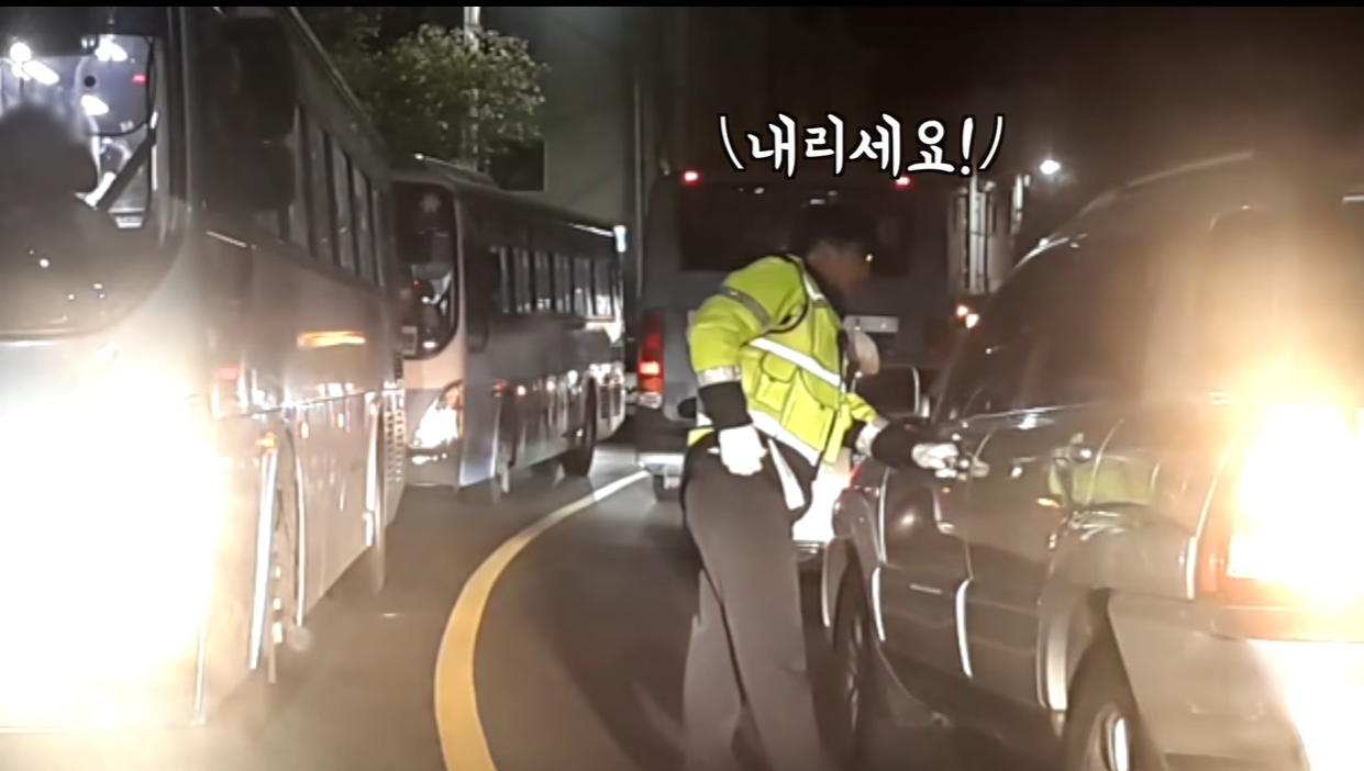 부산 영도경찰서 소속 김병두 경위가 도주 차량의 문을 열고 있다. 부산경찰 페이스북 캡처