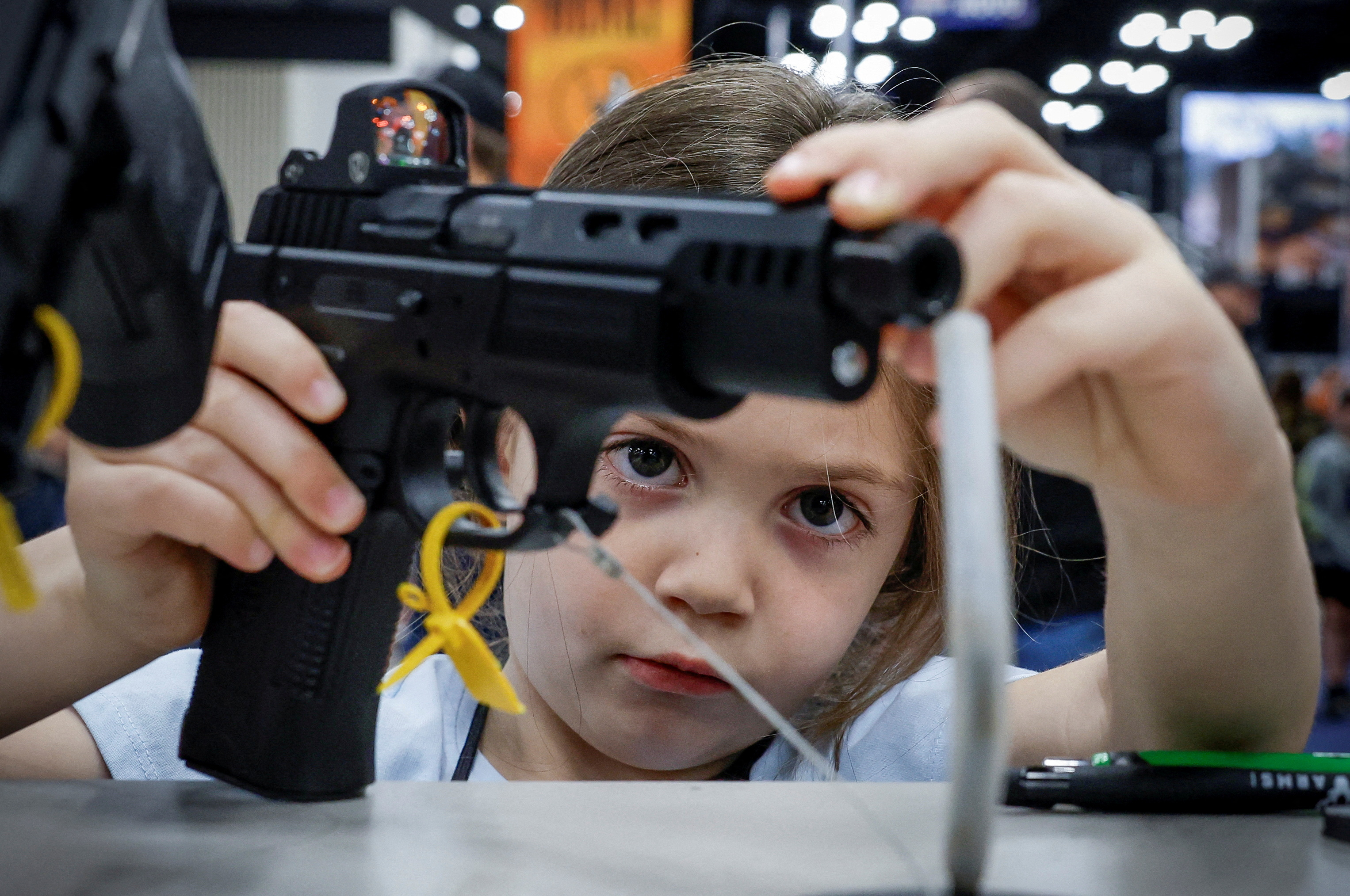 15일 미국 인디애나주 인디애나폴리스에서 열린 전미소총협회(NRA) 연례 행사에서 한 어린이가 총을 들고 있다. 로이터 연합뉴스