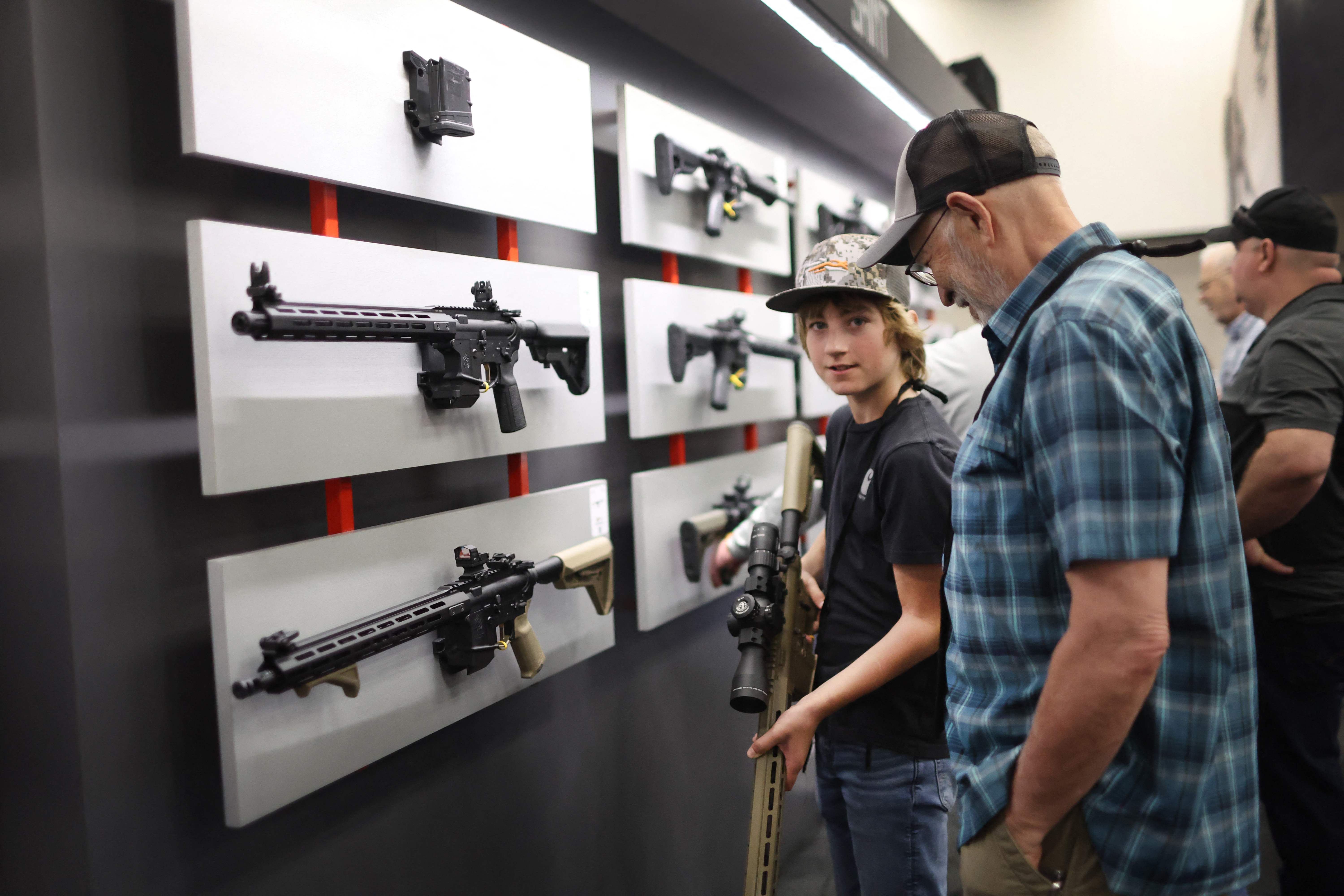15일 미국 인디애나주 인디애나폴리스에서 열린 전미소총협회(NRA) 연례 행사에서 참석자들이 총기를 살펴보고 있다. AP 연합뉴스