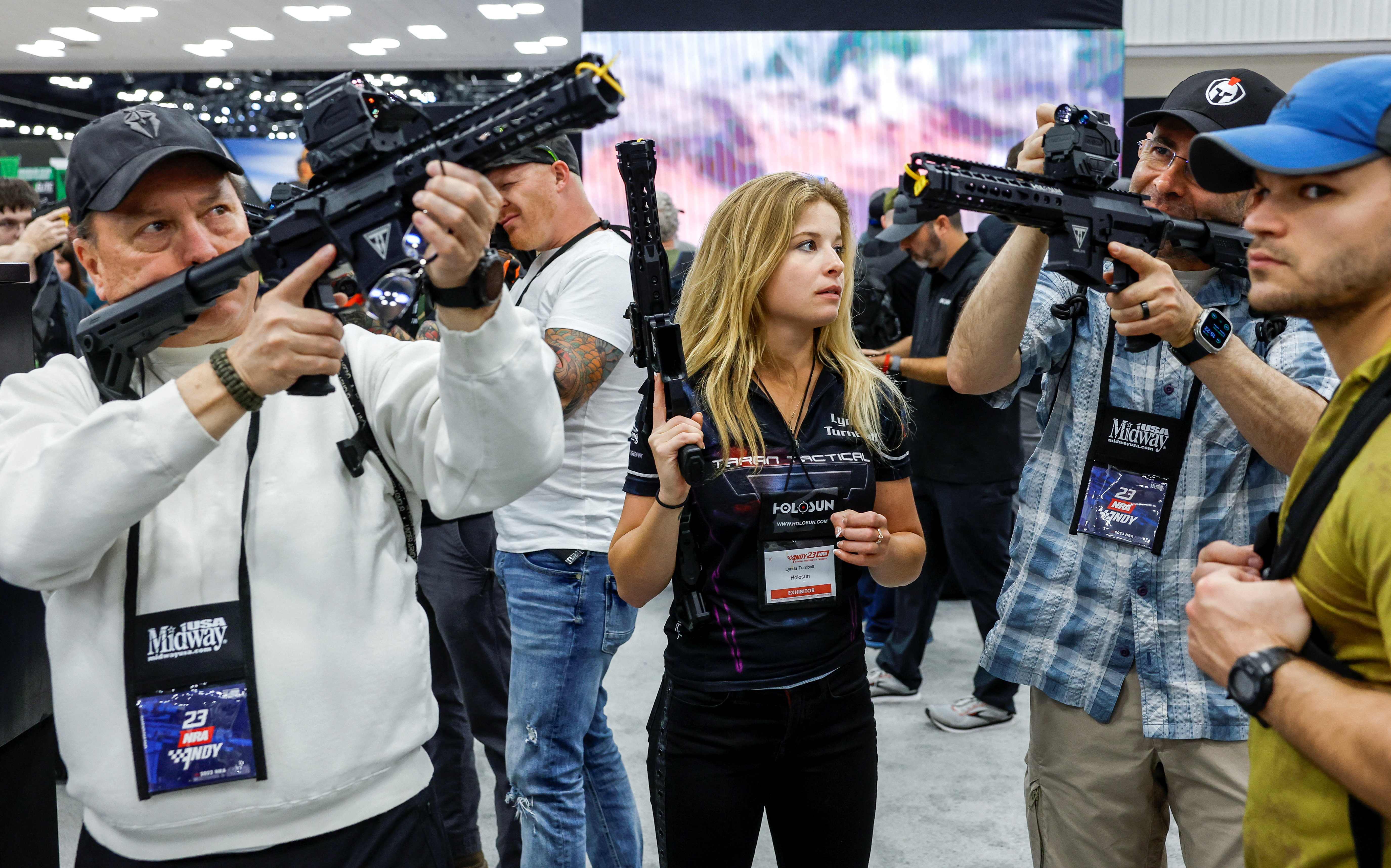 15일 미국 인디애나주 인디애나폴리스에서 열린 전미소총협회(NRA) 연례 행사에서 참석자들이 홀로선 부스에서 레이저 조준경을 시험해보고 있다. 로이터 연합뉴스