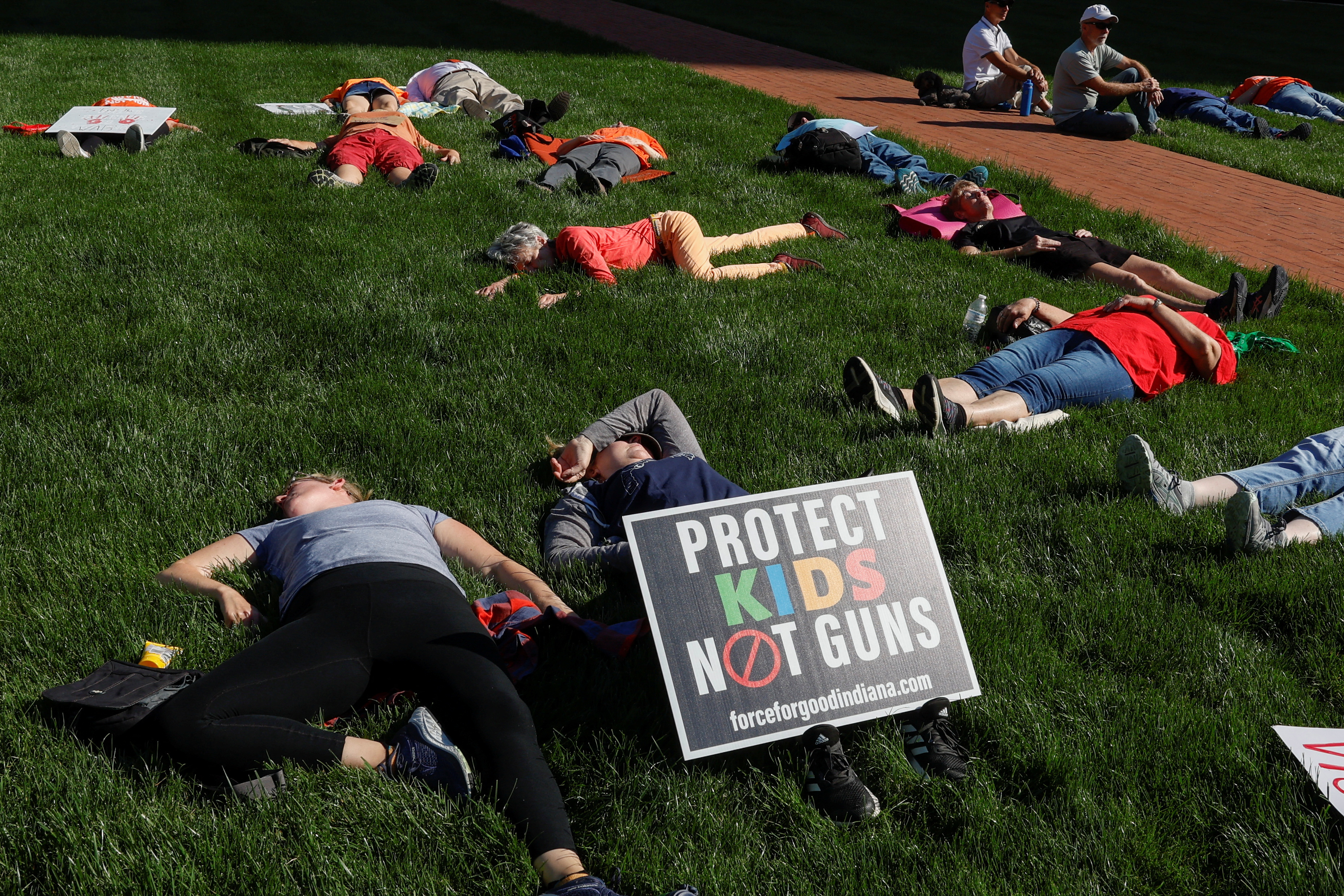 전미총기협회(NRA) 연례 행사를 반대하는 시위대가 15일 미국 인디애나주 인디애나폴리스 컨벤션센터 밖에서 반대 퍼포먼스를 하고 있다. 로이터 연합뉴스