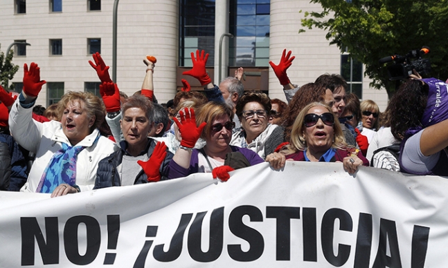 스페인 북부 팜플로나에서 성폭행을 상징하는 붉은 장갑을 낀 스페인 여성들이 이른바 ‘늑대무리 사건’으로 불리는 집단 성폭행 사건에 대한 법원의 ‘솜방망이 판결’에 항의하며 시위하고 있다. 2018.4.26 EPA 연합뉴스