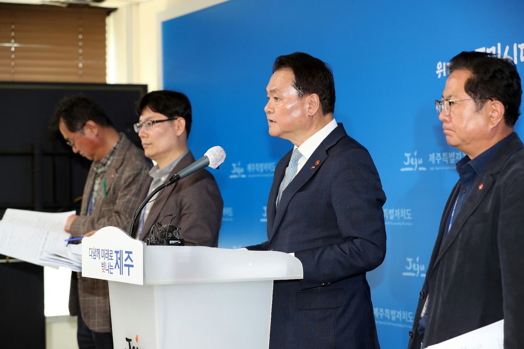 김희현(오른쪽 두번째) 제주도정무부지사가 17일 제주도청 기자실에서 제주도 농어가 경영안정과 1차산업 재도약을 위한 비전을 발표하고 있다.  제주도 제공