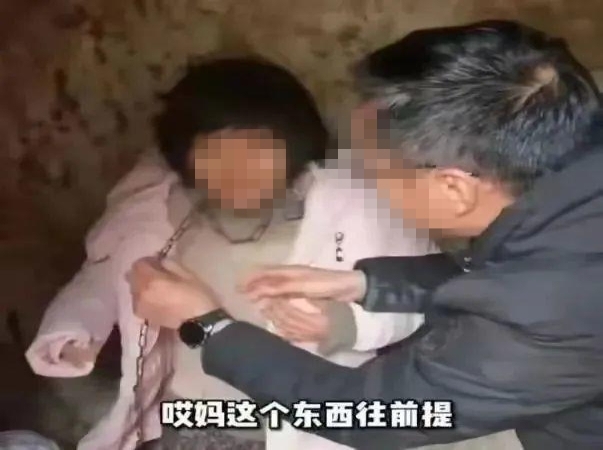 중국 사회의 공분을 산 ‘쇠사슬 아내’가 발견된 당시 모습. 펑황망 캡처