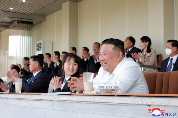 북한 김정은 국무위원장이 태양절(김일성 주석 생일·4월 15일)을 맞아 내각과 국방성 직원들 사이의 체육경기 재시합을 관람했다고 조선중앙통신이 17일 보도했다. 공개된 사진을 보면 김 위원장이 딸 주애와 여동생 김여정 당부부장과 함께 참석한 모습이 확인됐다. 2023.4.17. 평양 조선중앙통신 연합뉴스
