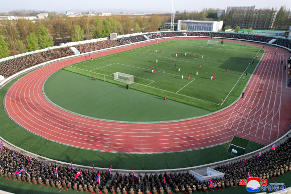 북한 김정은 국무위원장이 태양절(김일성 주석 생일·4월 15일)을 맞아 내각과 국방성 직원들 사이의 체육경기 재시합을 관람했다고 조선중앙통신이 17일 보도했다. 2023.4.17. 평양 조선중앙통신 연합뉴스