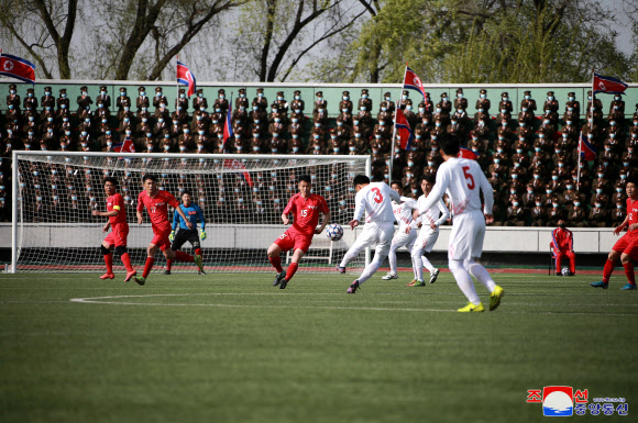 북한 김정은 국무위원장이 태양절(김일성 주석 생일·4월 15일)을 맞아 내각과 국방성 직원들 사이의 체육경기 재시합을 관람했다고 조선중앙통신이 17일 보도했다. 2023.4.17. 평양 조선중앙통신 연합뉴스