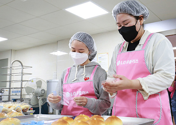 지난 14일 LG유플러스 강북소매영업담당 임직원들이 적십자사 서울지사 성동봉사나눔터에서 취약계층에 전달할 빵을 만들고 있다. LG유플러스 제공