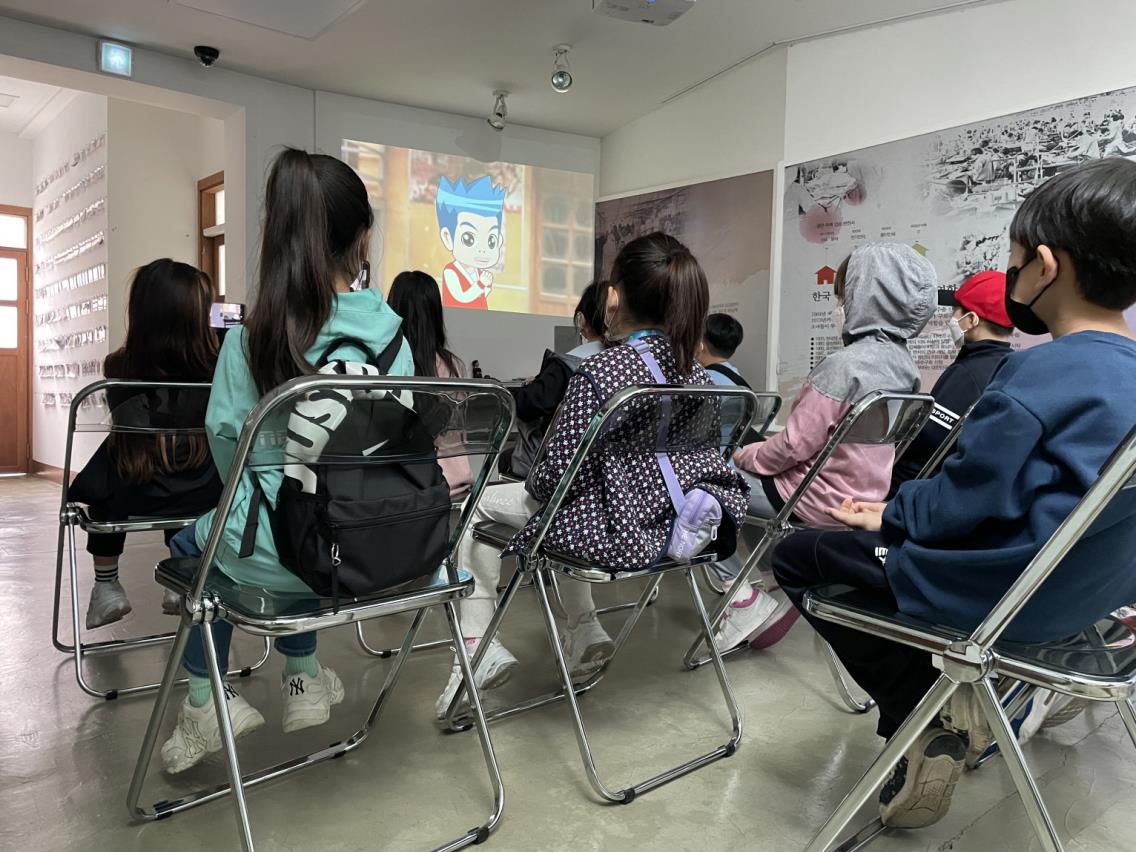 금천구 초등학생들이 금천 순이의 집을 방문해 구로공단의 역사를 담은 영상을 시청하고 있다. 금천구 제공