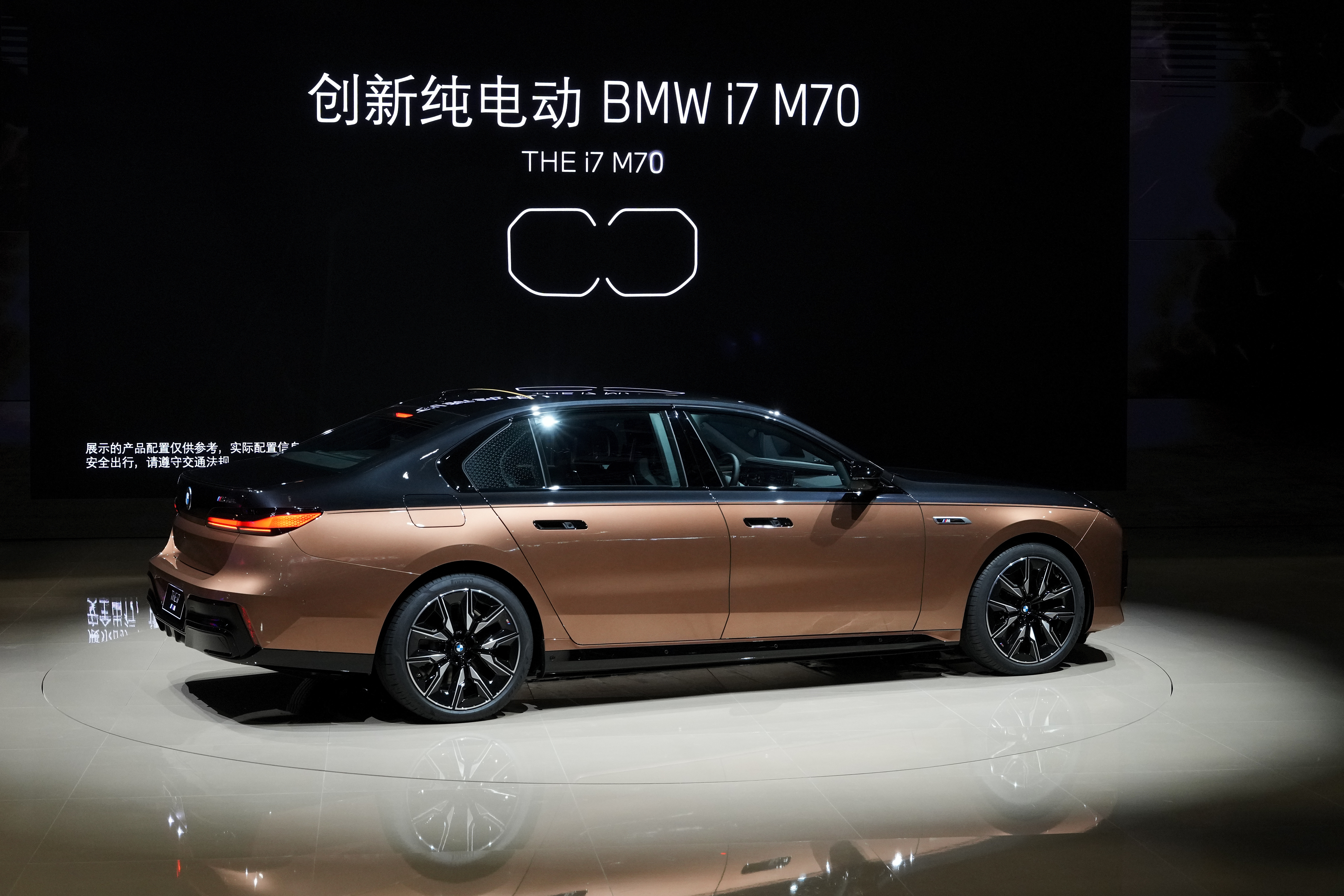 18일 중국 상하이에서 열린 상하이모터쇼에서 선을 보인 BMW의 i7 M70. AP 연합뉴스
