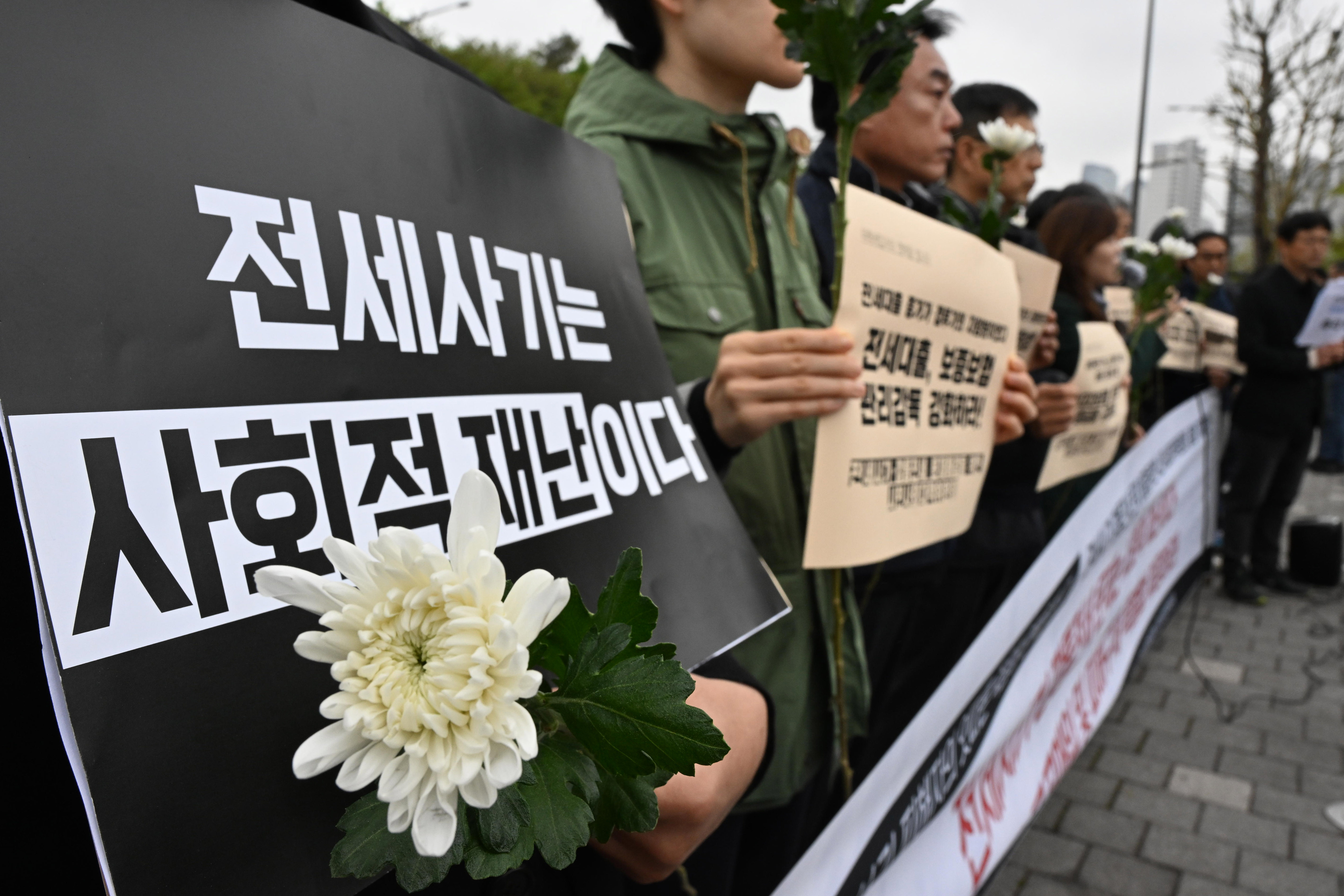 18일 서울 용산구 대통령 집무실 앞에서 전세사기·깡통전세 문제 해결을 위한 시민사회대책위 출범 기자회견이 진행되고 있다.  도준석 기자