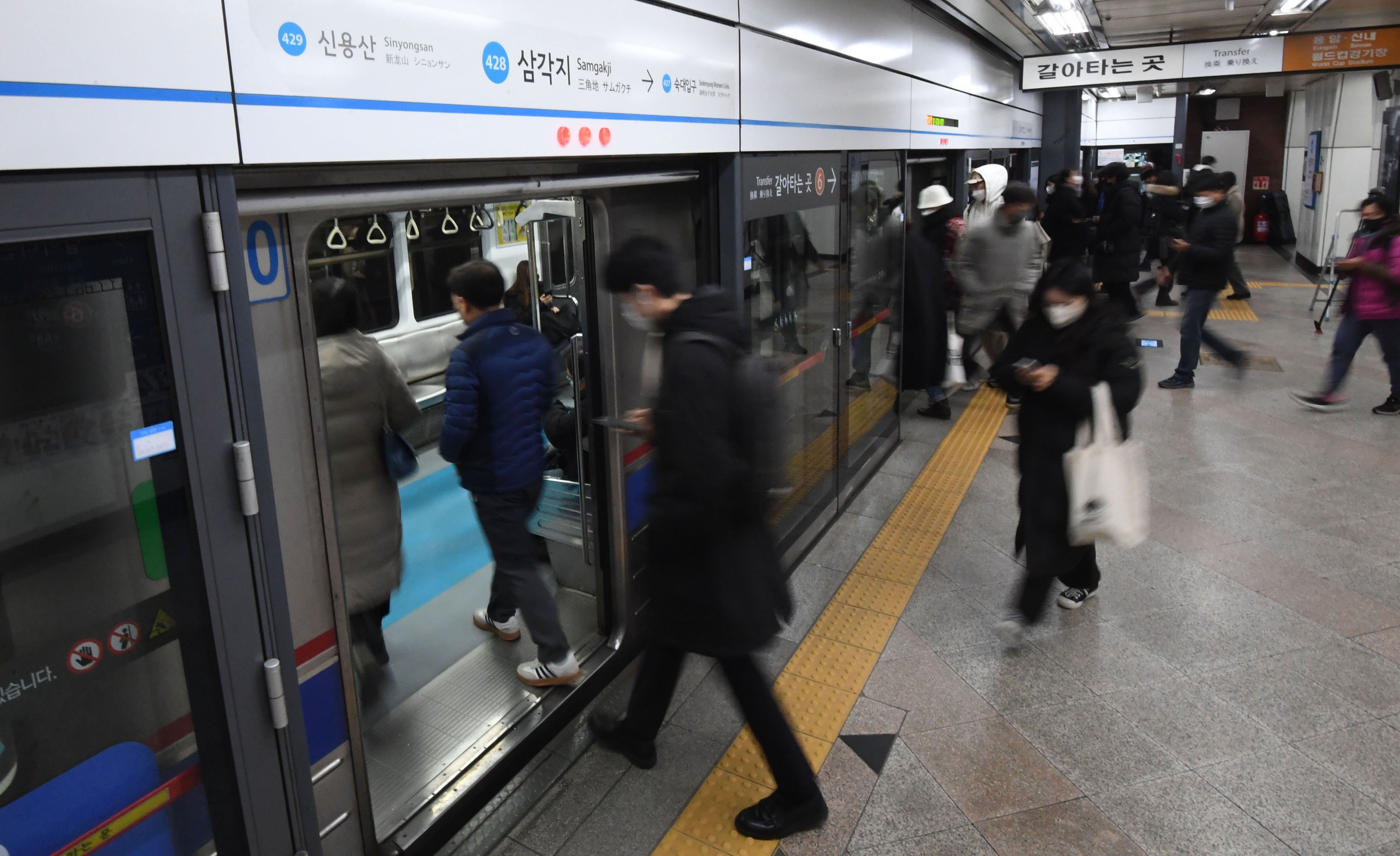 13일 오전 서울 용산구 4호선 삼각지역에서 시민들이 지하철에 탑승해 이동하고 있다. 2022.12.13 홍윤기 기자