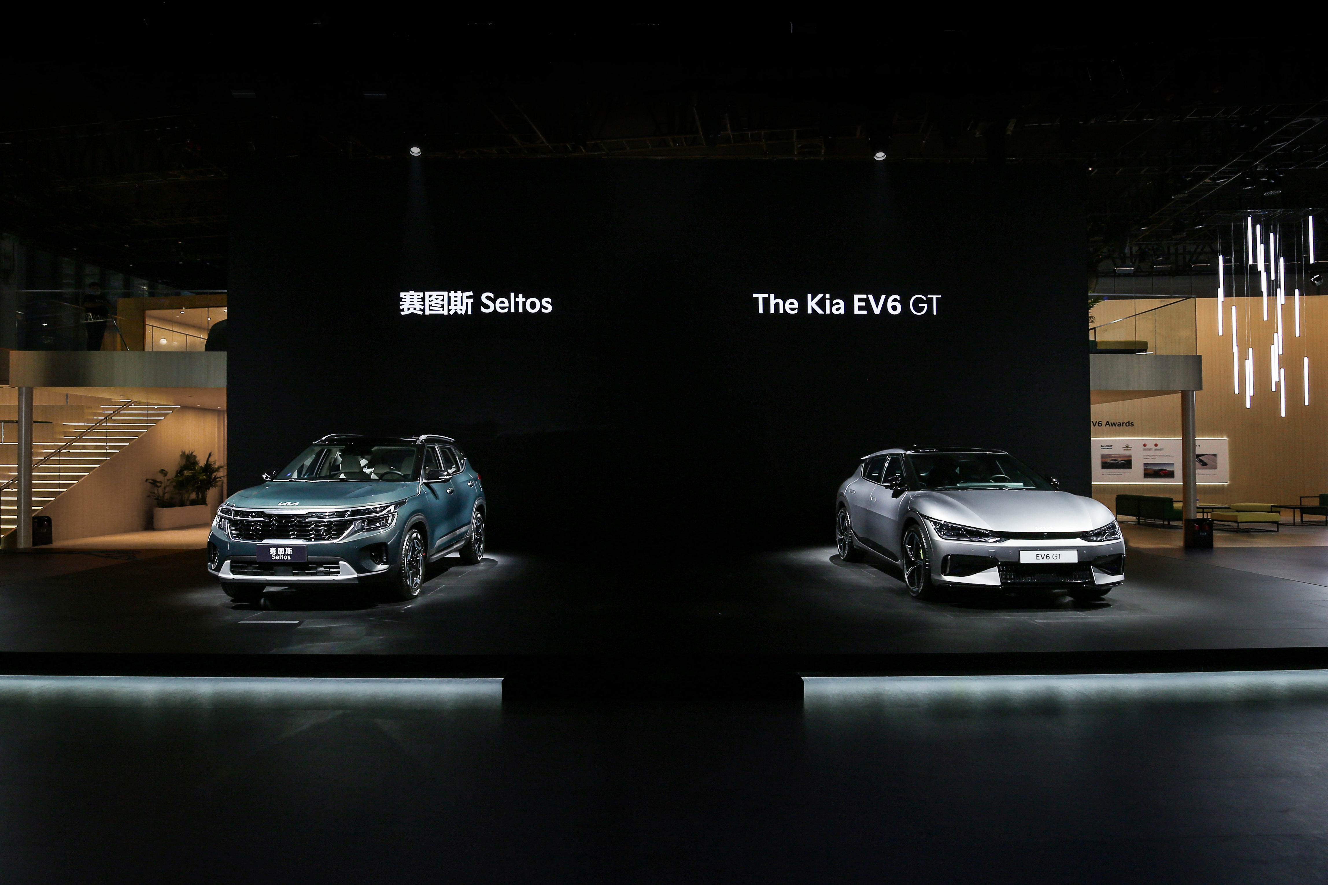 기아가 18일 2023 상하이 모터쇼에서 공개한 ‘셀토스 상품성 개선 모델’과 ‘EV6 GT’. 현대차그룹 제공