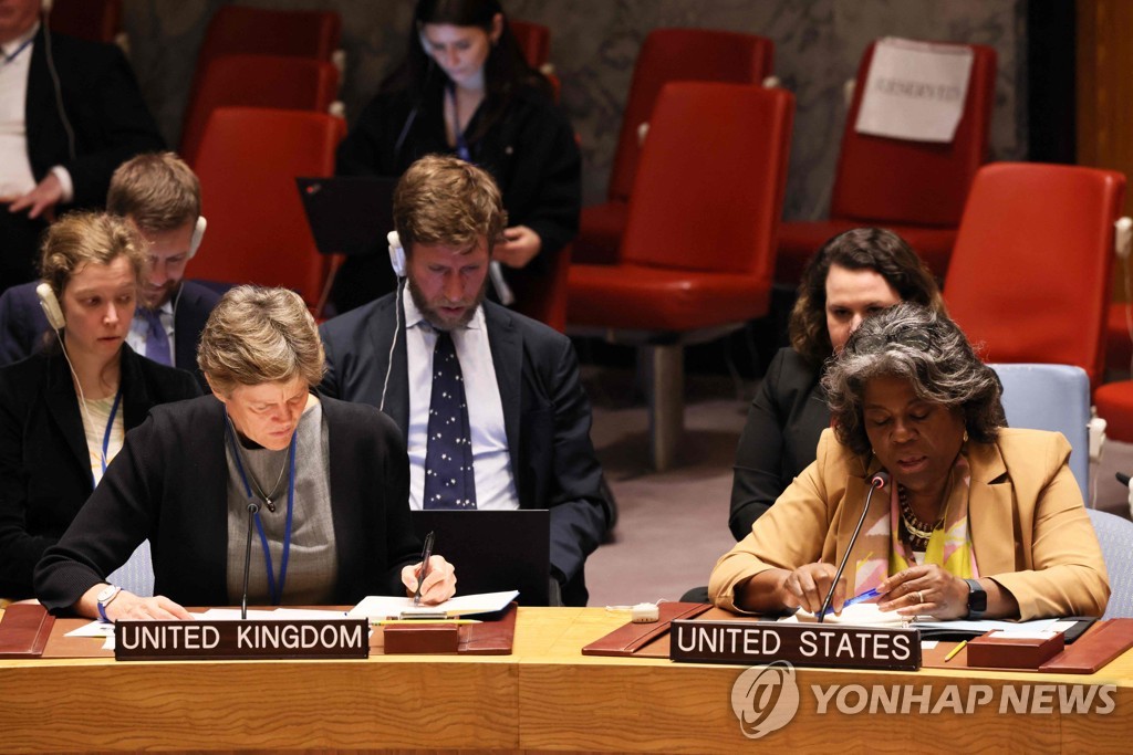 린다 토머스-그린필드(오른쪽) 주유엔 미국 대사가 17일(현지시간) 유엔 안보리에서 신형 ICBM을 시험발사한 북한에 대한 안보리 차원의 대응을 촉구하고 있다. 뉴욕 AFP 연합뉴스