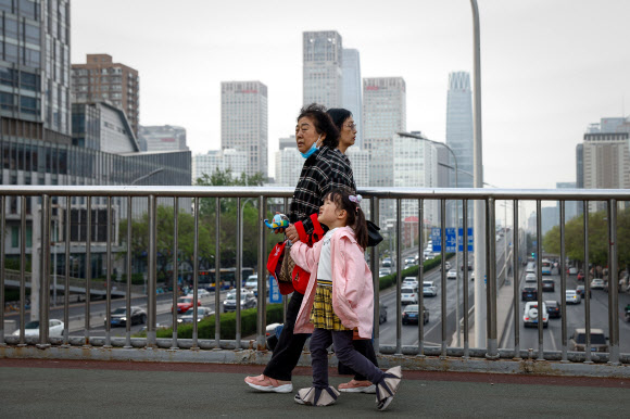 중국이 1분기 경제성장률을 발표한 17일 베이징 시민들이 중심업무지구(CBD)를 걷고 있다. 베이징 EPA 연합뉴스