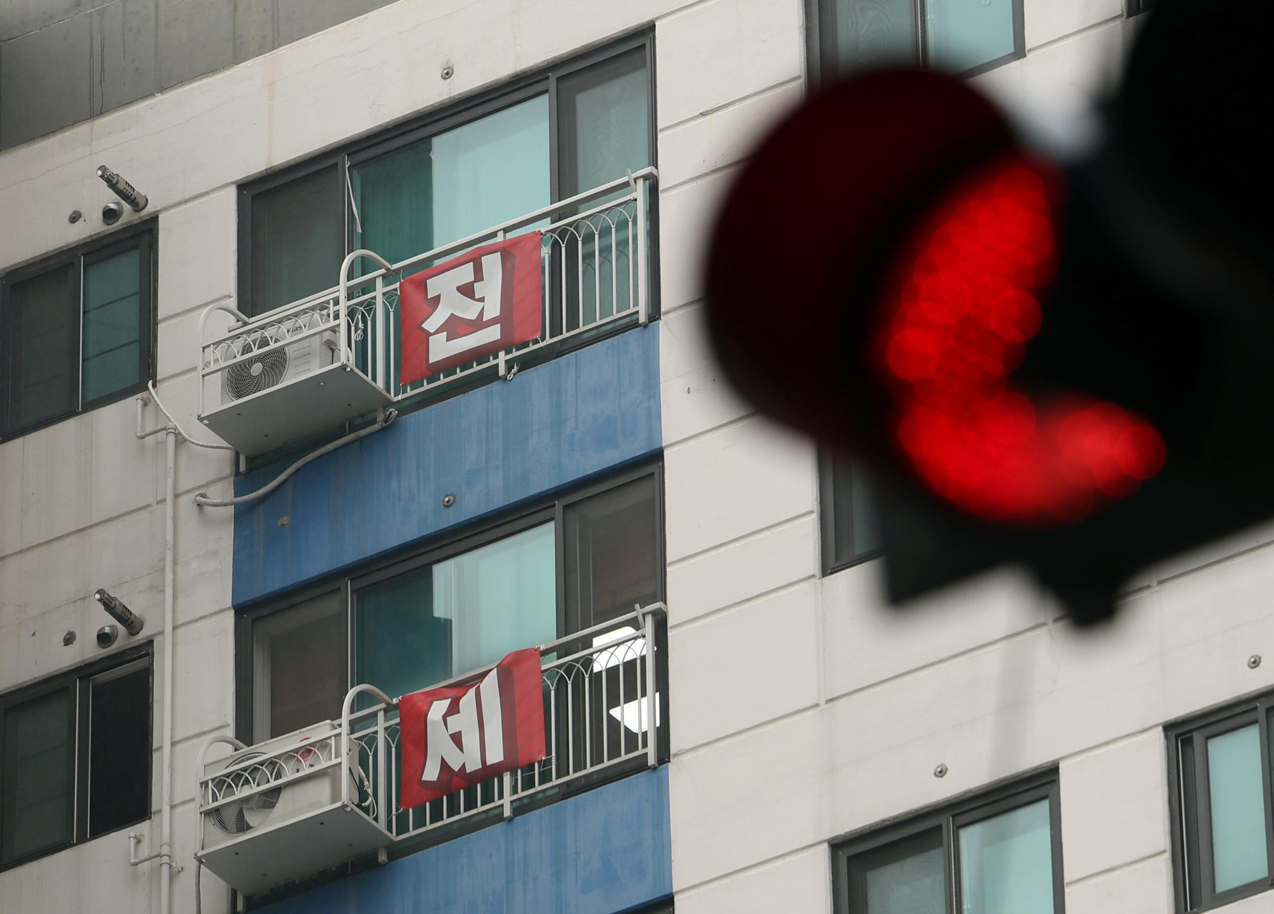 최근 인천에서 전세사기 피해자 3명이 잇따라 숨진 가운데 18일 인천 미추홀구 전세사기 피해자들의 아파트 창문에 피해를 호소하는 현수막이 걸려 있다. 연합뉴스