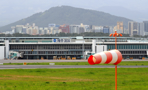 강풍특보가 발효된 18일 오전 제주국제공항 계류장이 도착한 항공기가 없어 텅 빈 모습을 하고 있다. 2023.04.18. 뉴시스