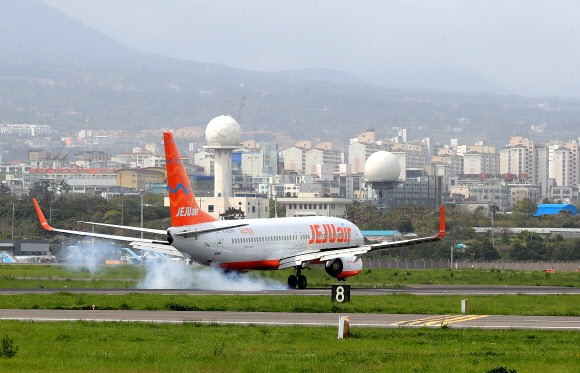 강풍특보가 발효된 18일 오전 제주국제공항 활주로에 방콕 수안나폼 공항에서 출발한 제주항공 7C2244편이 착륙하고 있다. 2023.04.18.  뉴시스