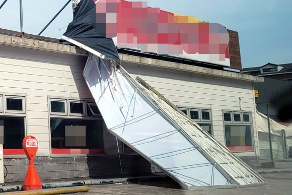 제주에 ‘태풍급 강풍’이 분 18일 오전 제주시의 한 식당 간판이 파손된 모습. 2023.4.18 독자 제공·연합뉴스