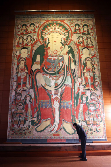 18일 오후 서울 용산구 국립중앙박물관 불교회화실에서 ‘부처의 뜰-청양 장곡사 괘불’ 전시 개막을 앞두고 ‘청양 장곡사 괘불’이 전시돼 있다. 국립중앙박물관이 부처님 오신 날을 기념해 선보이는 국보 ‘청양 장곡사 괘불’은 1673년 승려와 신도 등 83명의 시주와 후원을 받아 그린 작품으로. 크기가 가로 5.99m, 세로 8.69m에 이른다. 2023.4.18. 연합뉴스