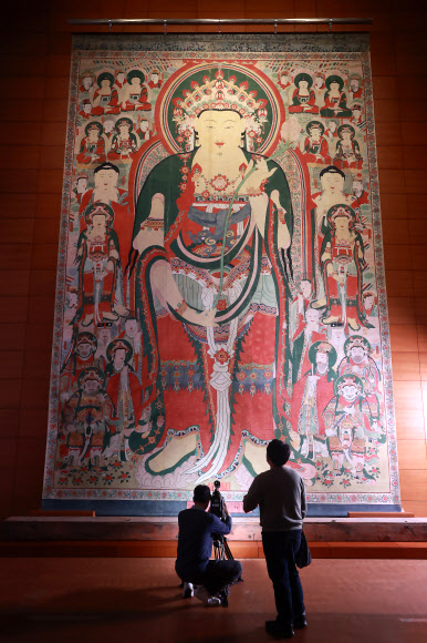 18일 오후 서울 용산구 국립중앙박물관 불교회화실에서 ‘부처의 뜰-청양 장곡사 괘불’ 전시 개막을 앞두고 ‘청양 장곡사 괘불’이 전시돼 있다. 국립중앙박물관이 부처님 오신 날을 기념해 선보이는 국보 ‘청양 장곡사 괘불’은 1673년 승려와 신도 등 83명의 시주와 후원을 받아 그린 작품으로. 크기가 가로 5.99m, 세로 8.69m에 이른다. 2023.4.18. 연합뉴스