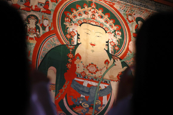 18일 오후 서울 용산구 국립중앙박물관 불교회화실에서 ‘부처의 뜰-청양 장곡사 괘불’ 전시 개막을 앞두고 ‘청양 장곡사 괘불’이 전시돼 있다. 국립중앙박물관이 부처님 오신 날을 기념해 선보이는 국보 ‘청양 장곡사 괘불’은 1673년 승려와 신도 등 83명의 시주와 후원을 받아 그린 작품으로. 크기가 가로 5.99m, 세로 8.69m에 이른다. 2023.4.18 연합뉴스