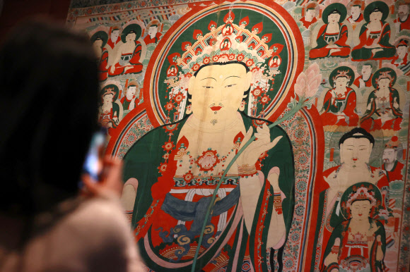 18일 오후 서울 용산구 국립중앙박물관 불교회화실에서 ‘부처의 뜰-청양 장곡사 괘불’ 전시 개막을 앞두고 ‘청양 장곡사 괘불’이 전시돼 있다. 국립중앙박물관이 부처님 오신 날을 기념해 선보이는 국보 ‘청양 장곡사 괘불’은 1673년 승려와 신도 등 83명의 시주와 후원을 받아 그린 작품으로. 크기가 가로 5.99m, 세로 8.69m에 이른다. 2023.4.18 연합뉴스