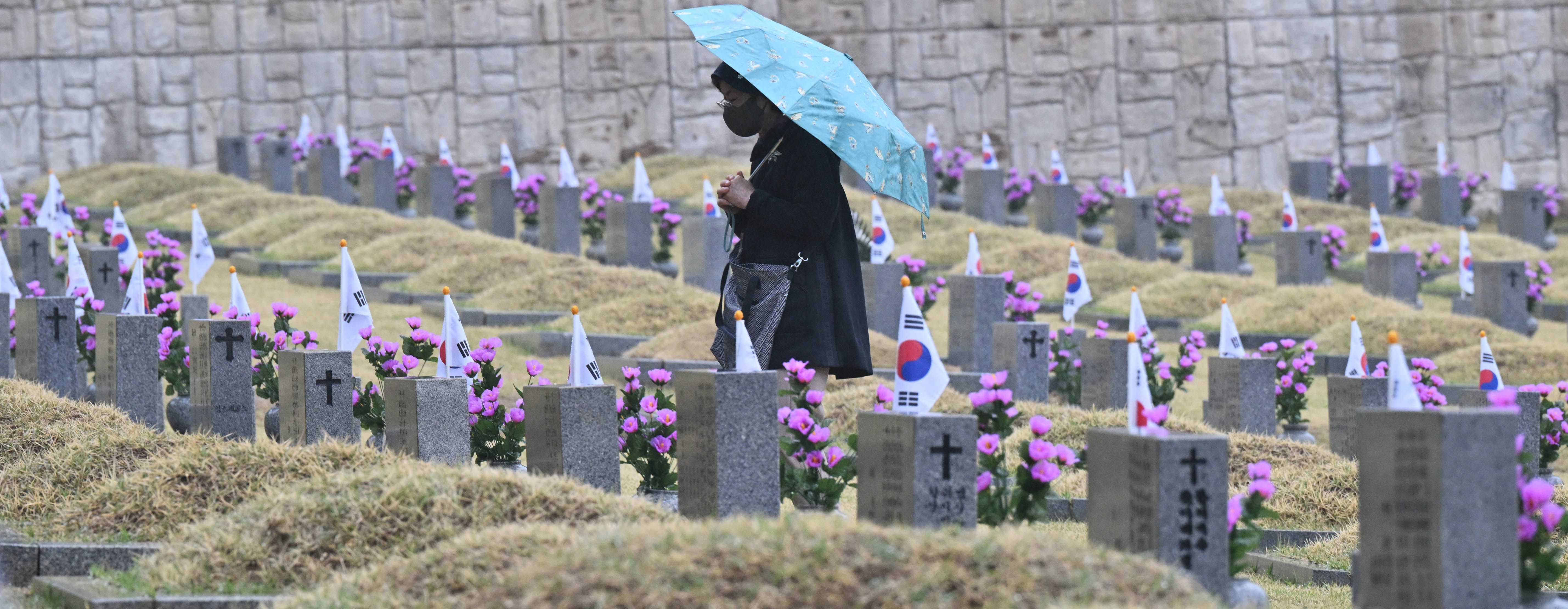 오늘은 63주년 4·19혁명 기념일… 비 내리는 민주 묘지 찾은 유족