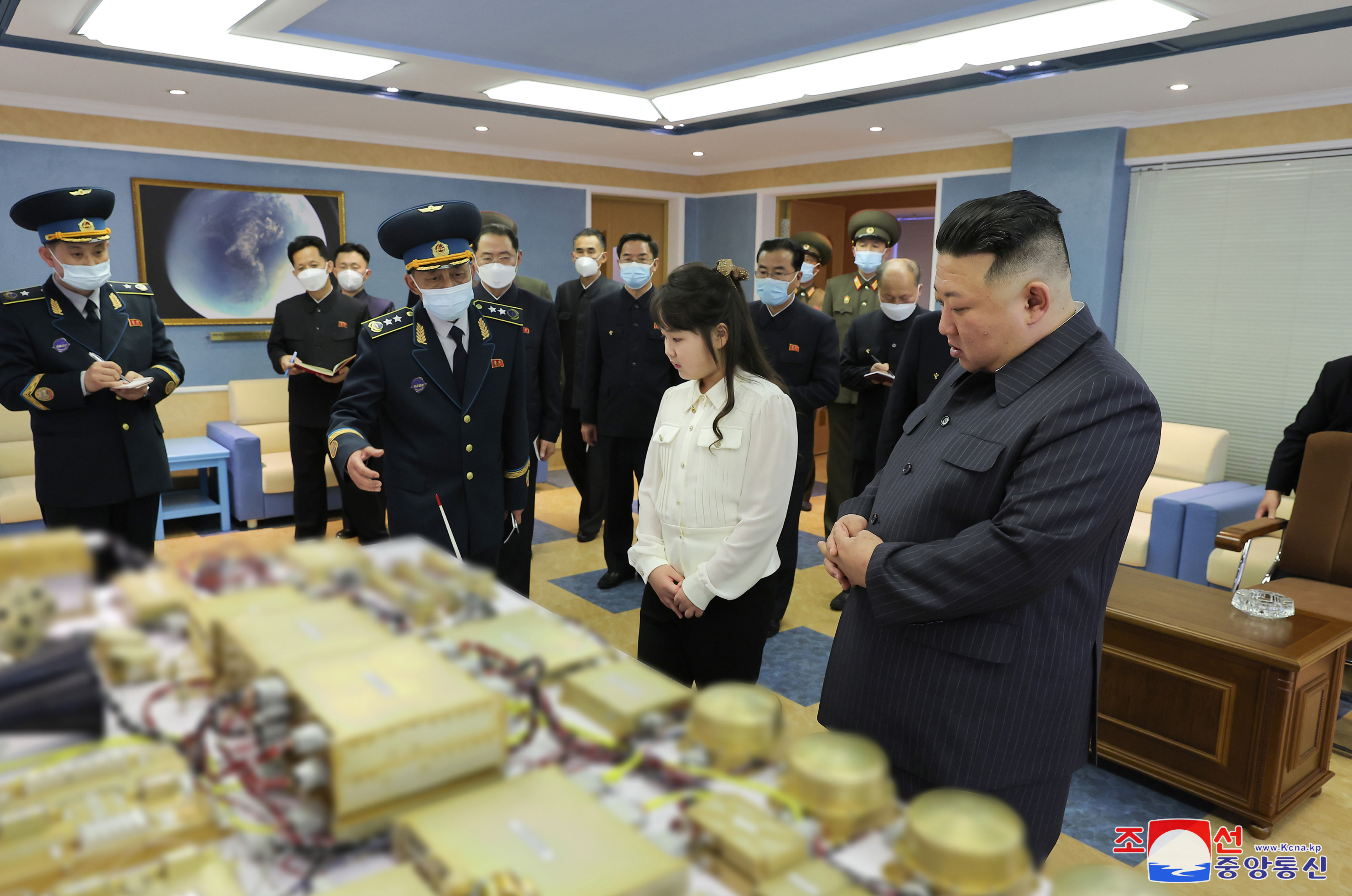 북한 김정은, ‘국가우주개발국’ 현지지도…딸 주애 동행