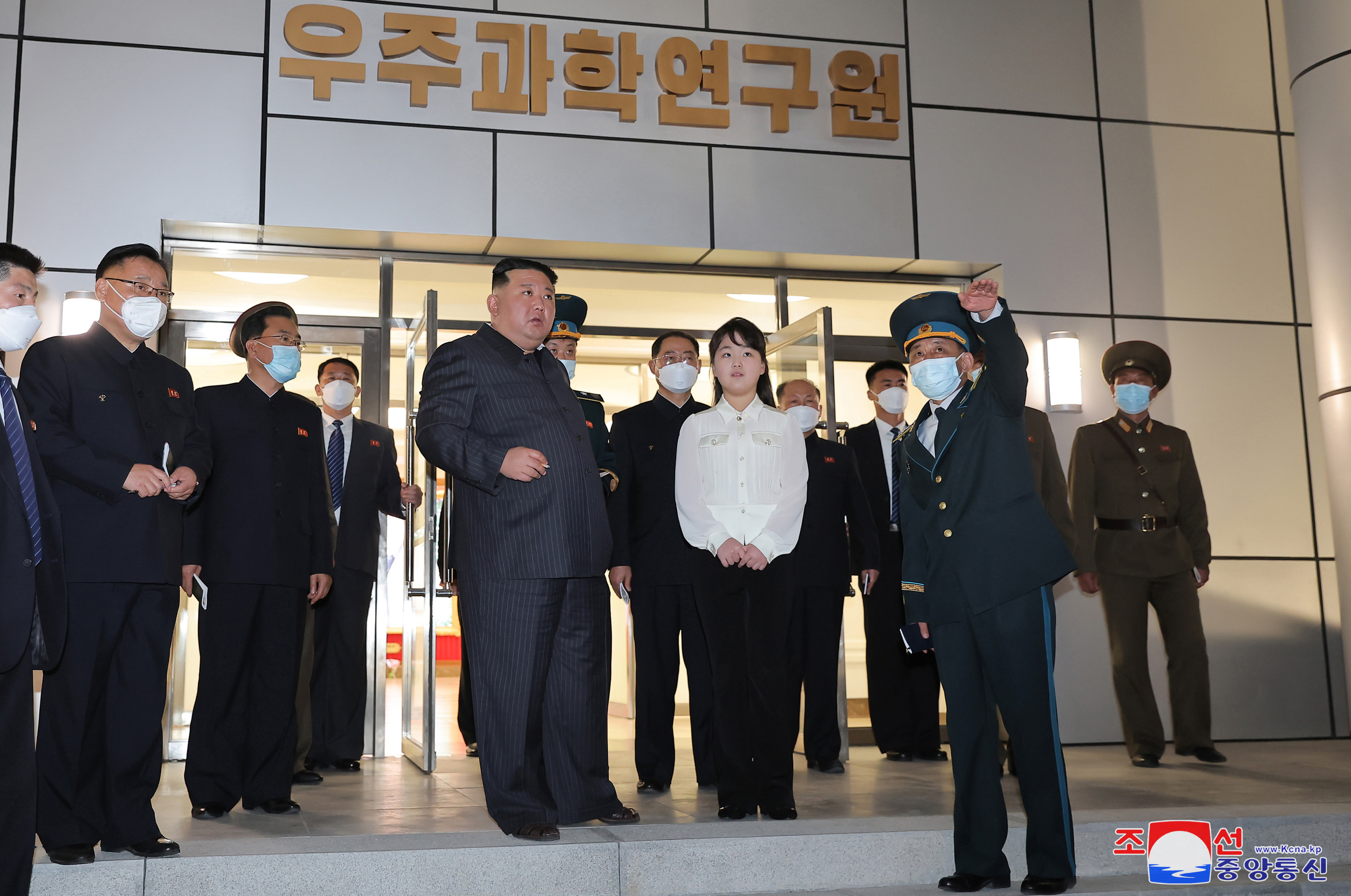 북한 김정은, ‘국가우주개발국’ 현지지도…딸 주애 동행