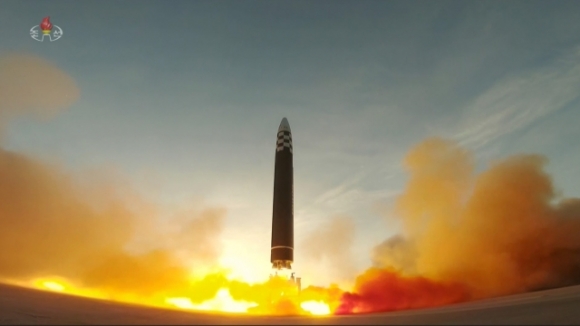 북한조선중앙TV가 2023년 3월 공개한 대륙간탄도미사일 화성17형 발사 장면. 뉴시스